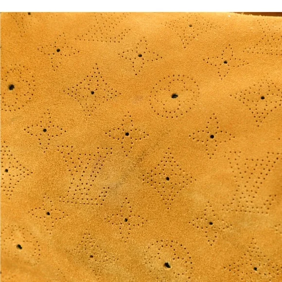 Louis Vuitton suede mahina onatah PM in maize - Picture 9 of 10
